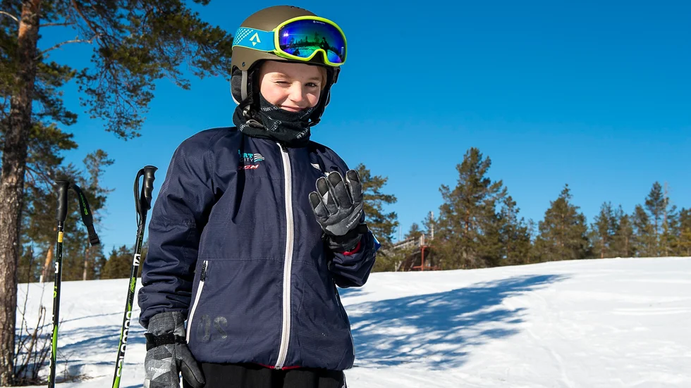 Anton Hällgren, 9, passade på att njuta i solen med en macka efter årets första åk i Klutmarksbacken.