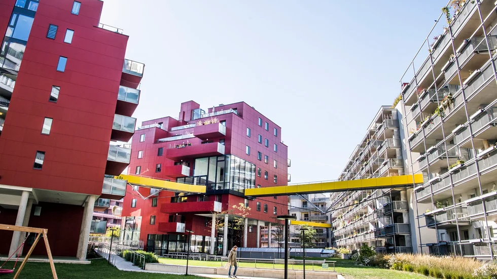 Svenska debattörer blickar mot Wien för inspiration om hur bostadspolitiken kan utformas.