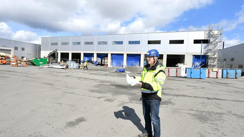 Leif Hedlund är projektledare på Skellefteå Industrihus. Här besöker han det det sista stora silverfärgade hus som ska byggas på Östra Navet. 
