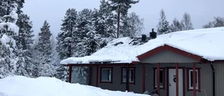 Fullt utvecklad vindsbrand i Ursviken – en person till sjukhus
