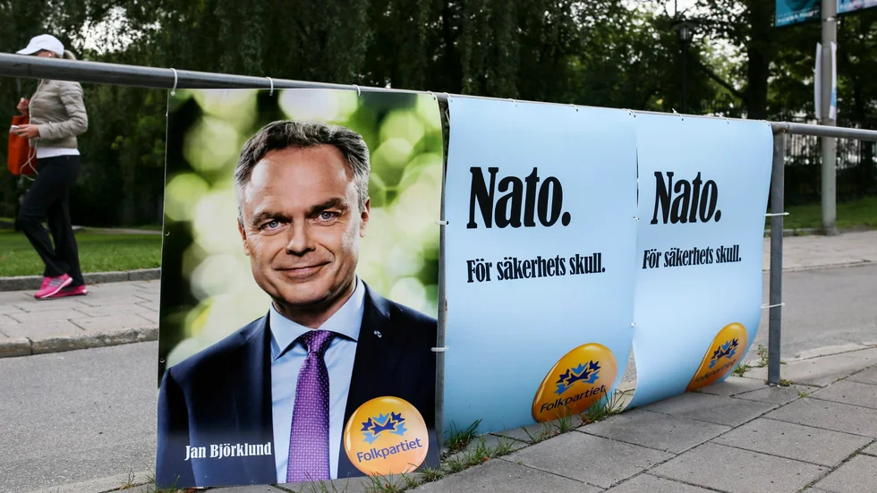 Folkpartiets valaffisch 2014 med bild på partiledaren Jan Björklund och texten "Nato. För säkerhets skull."