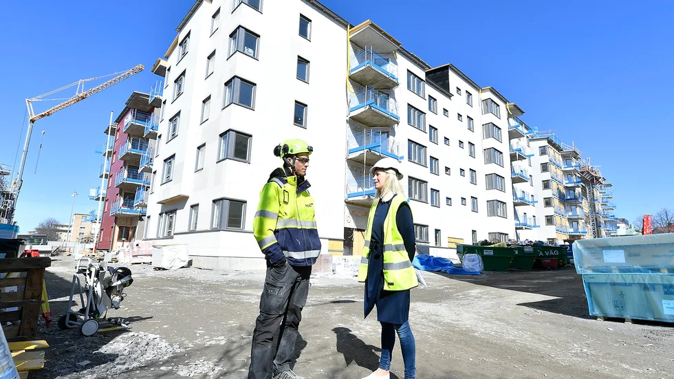 Johan Lindgren och Anna Ersson vid bygget som nu har sin slutliga form, men ännu inte den slutliga färgen. 