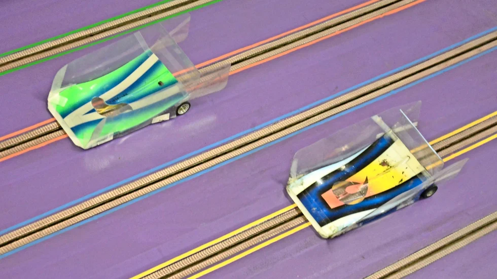 Slotracing är en oerhört snabb sport. De snabbaste klasserna avgörs lördag och söndag,