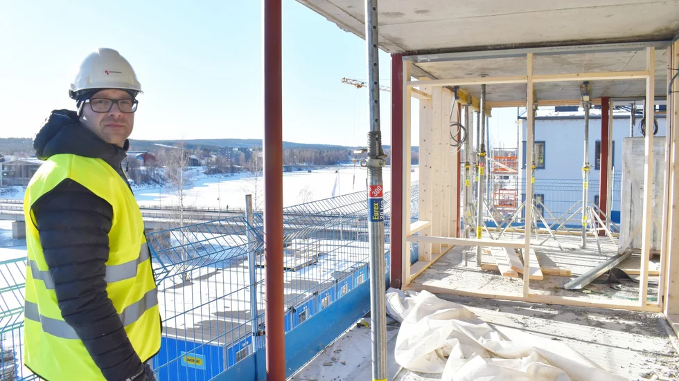 Jonas Lundmark, projektledare på Riksbyggen kollar in utsikten på en av balkongerna.