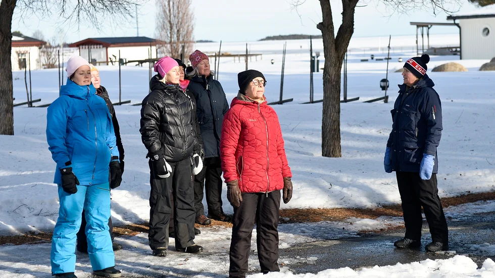 Lena Stenvall berättar hur en av övningarna i skogsbadet går till.