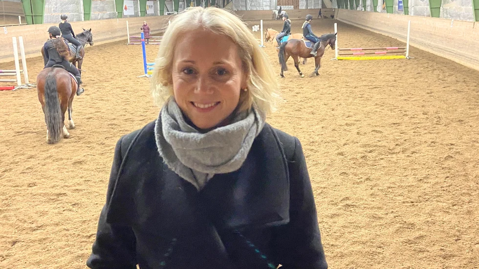 Linnea Elovsson är vice ordförande i Mariefreds RK och engagerad i fredagens event i ridhuset. "Alla som genomför sin ritt får rosett och fika", konstaterar hon.