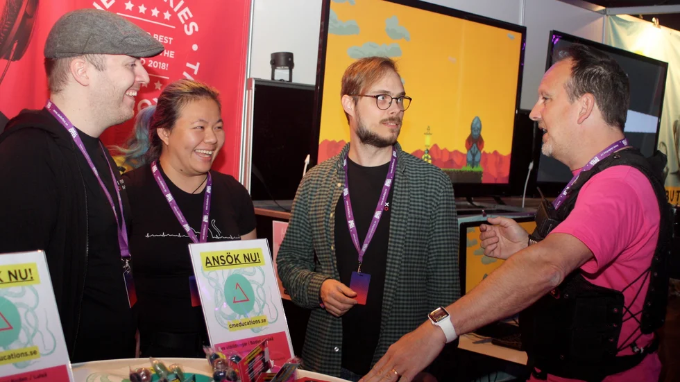 Magnus Johansson, till höger, i samspråk med Viktor Doktare, studerande vid indiespelsutbildningen i Boden, Vivianne Koh, lärare på samma utbildning och utbildningsledare Oskar Pettersson.