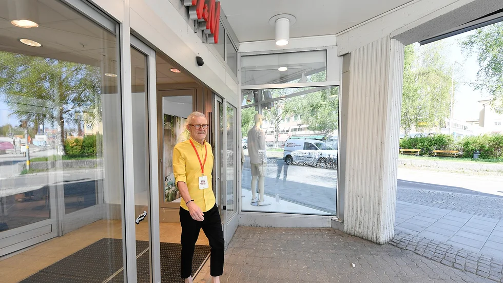 För 43 år sedan klev han in i butiken som då låg mittemot, på andra sidan torget. 