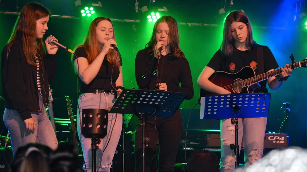 Jaquelina Persson, Kajsa Bergström, Izabella Persson och Signe Norén gjorde en avskalad och stämningsfull version av ”Flashlight”.