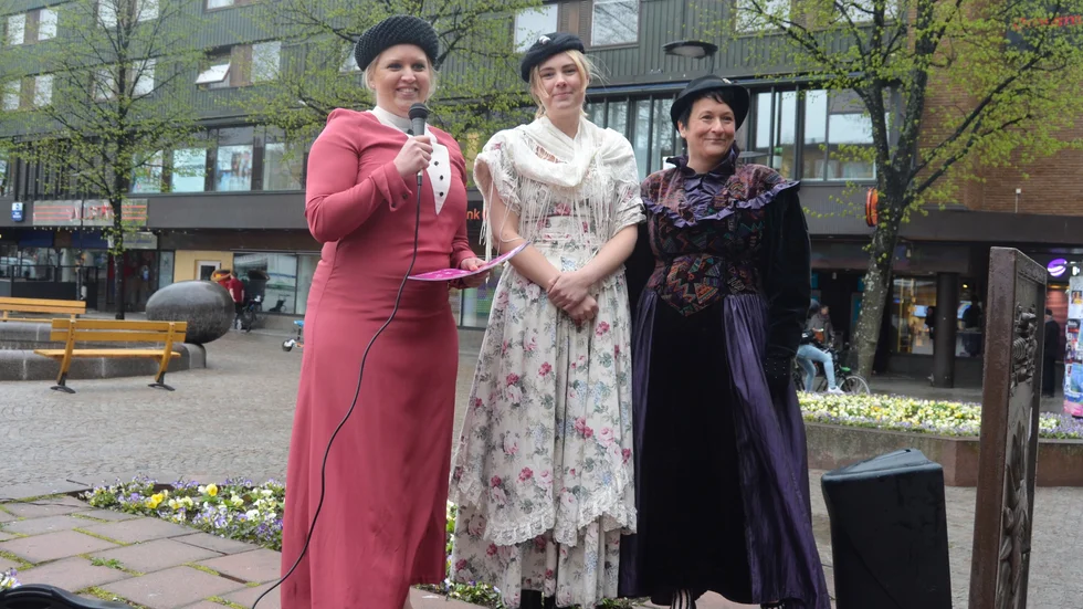 S-kvinnorna Malin Berglund, Felicia Lundmark och Susanne Dufvenberg var klädda som suffragetter i tidsenliga dräkter och höll tal på torget.