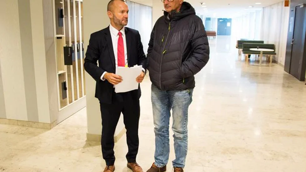 Jan Edvardsson (höger) frias från fängelsestraffet av hovrätten. Här ses han tillsammans med sin advokat Jens Arnhof.