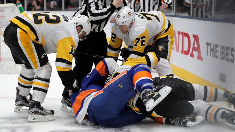 Marcus Pettersson i bråk med New York Islanders center Mathew Barzal.