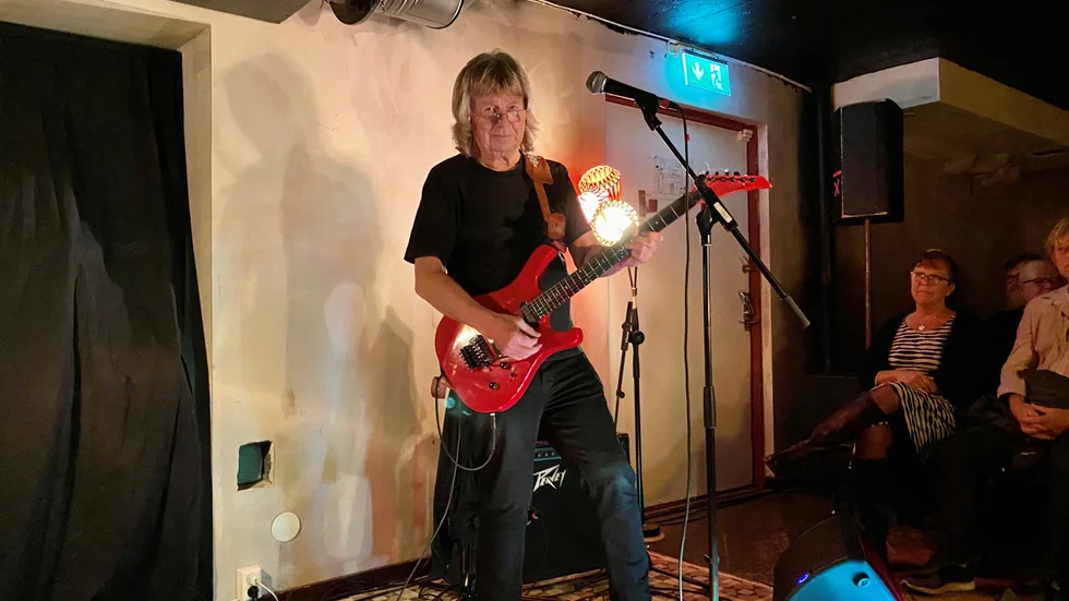 Gitarristen och kompositören Janne Schaffer gästade Biografbaren i Eskilstuna på onsdags- och torsdagskvällen med föreställningen "My music story".