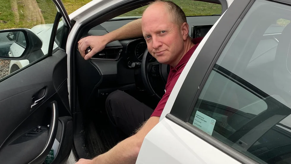 Göran Andersson, Stigtomta, trivs ypperligt med sitt arbete inom hemtjänsten. Men nu kan han tvingas sitta mer i bilen när det sparas.
