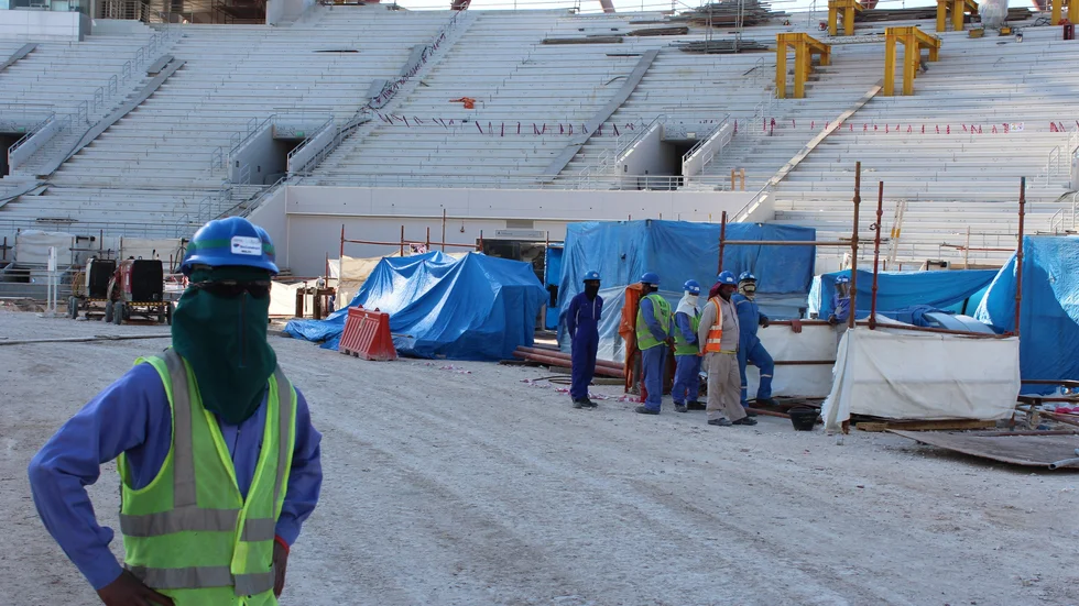 En VM-arena i Qatar under uppbyggnad. Nu skriver Svensk Elitfotboll på ett upprop där man kräver att Fifa står upp för migrantarbetarna. Arkivbild.