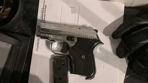En tårgaspistol som byggts om för att skjuta skarpa skott hittades tillsammans med ammunition i bostaden. 
