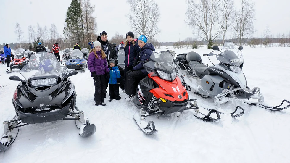 Kenny Berggren körde skoter till byagården tillsammans med Maritha Löfstedt och barnen Amanda, Agnes och Edvin Berggren.