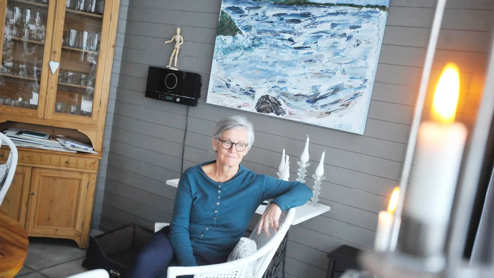 Helene Karlsson använder sig av utsikten i Båtvik när hon målar. Bakom henne syns verket "Islossning". 
