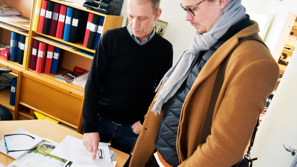 Torbjörn Johansson, Skellefteå golfklubb, visar Oliver Lundmark sina planer för renoveringen.