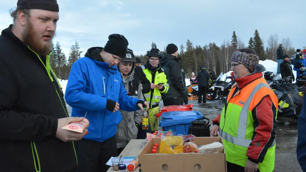 Motorklubbens försäljning av grillade hamburgare är ett populärt inslag både bland förare och publik.