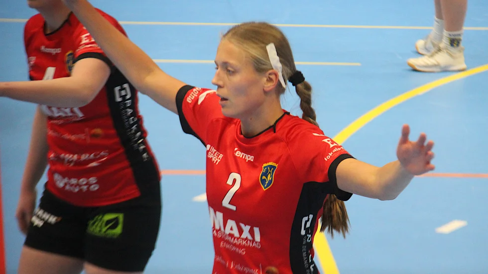Vendela Tapper fick rött kort efter första halvleks slut när EHF-damerna åkte ur cupen. 