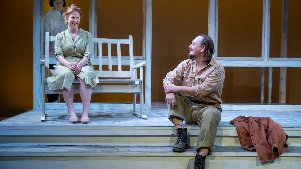 Francescas (Therése Lindberg) och Roberts (Jonas Hellman Driessen) första möte studeras noggrant av den äldre Francesca (Gunilla Orvelius) i bakgrunden.