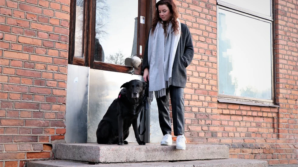 Magdalena Sandström och hunden Trubbel utanför stationshuset som kan komma att bli en levande del av Finspångs centrum.