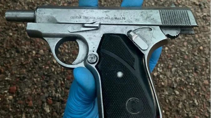 Pistolen och ammunition hittades vid vägkanten sedan mannens bil stoppats. 