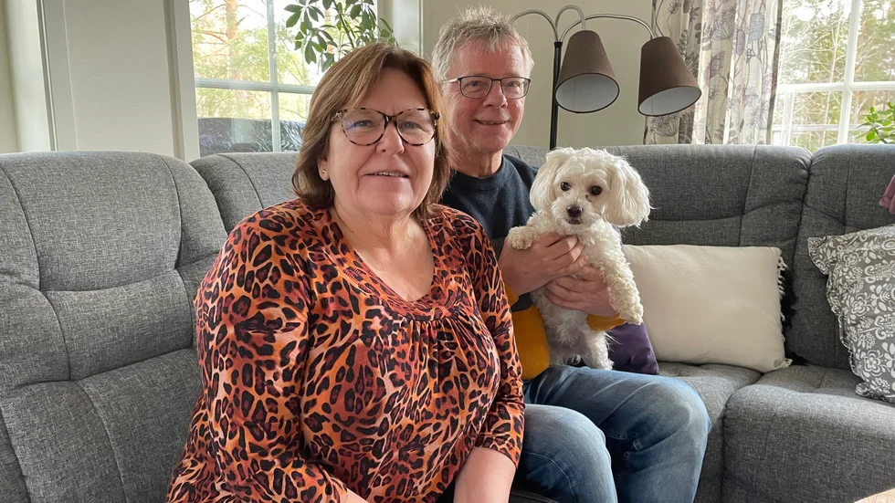 Exploateringen av Hornslandet väcker blandade känslor hos Irene och Ulf Binnefors på Pepparängsvägen. På bilden syns även hunden Wilma.