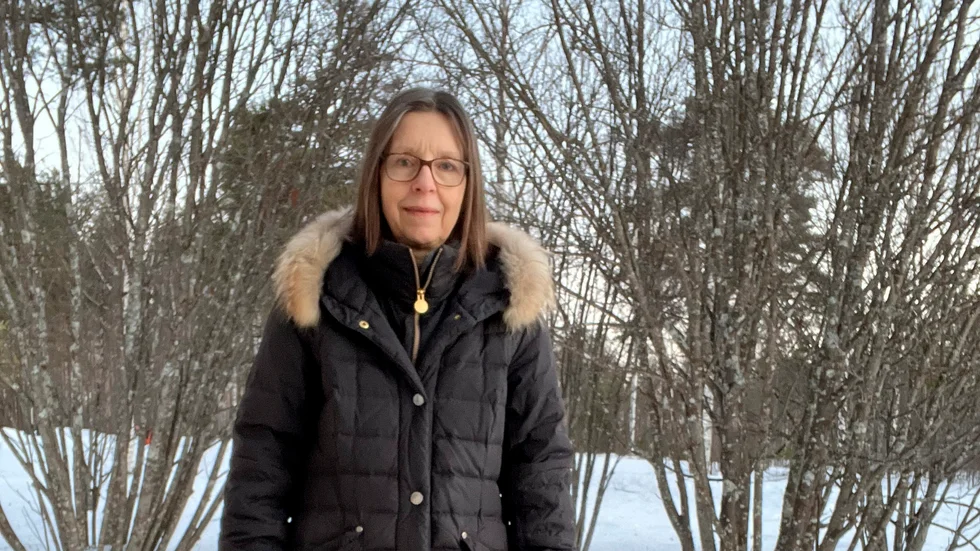 "Det drabbar just nu framför allt taxiföretagen som kör våra färdtjänst- och sjukresor. De har jättesvårt att få in ersättare för sina förare som antingen är sjuka eller sitter i karantän", säger  Maria Isaksson, kundservicechef, Länstrafiken, om dagsläget med hög smittspridning.