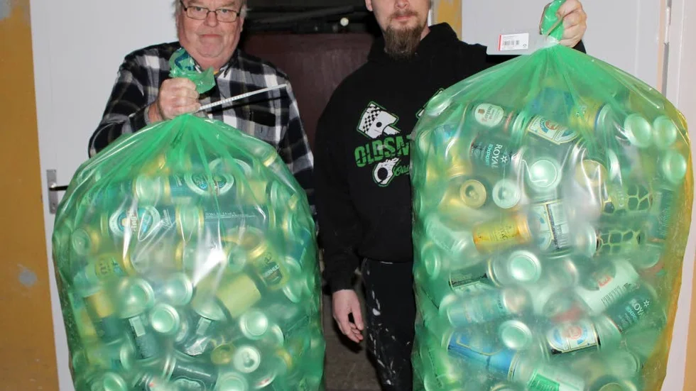 Bäst i länet. Igelfors IF blev bästa föreningen i Östergötland 2017, när det gällde att samla in pantburkar och petflaskor. Här ses Göran Johansson och Jonny Hürst från föreningen med det första av 2018 års pant.