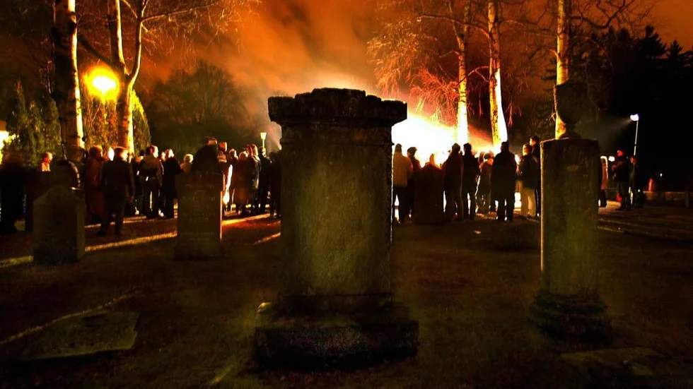 Tradition. För att uppmärksamma Förintelsen arrangeras varje år ett fackeltåg som avslutas med en sammankomst på judiska begravningsplatsen. Bilden visar ceremonin 2003.