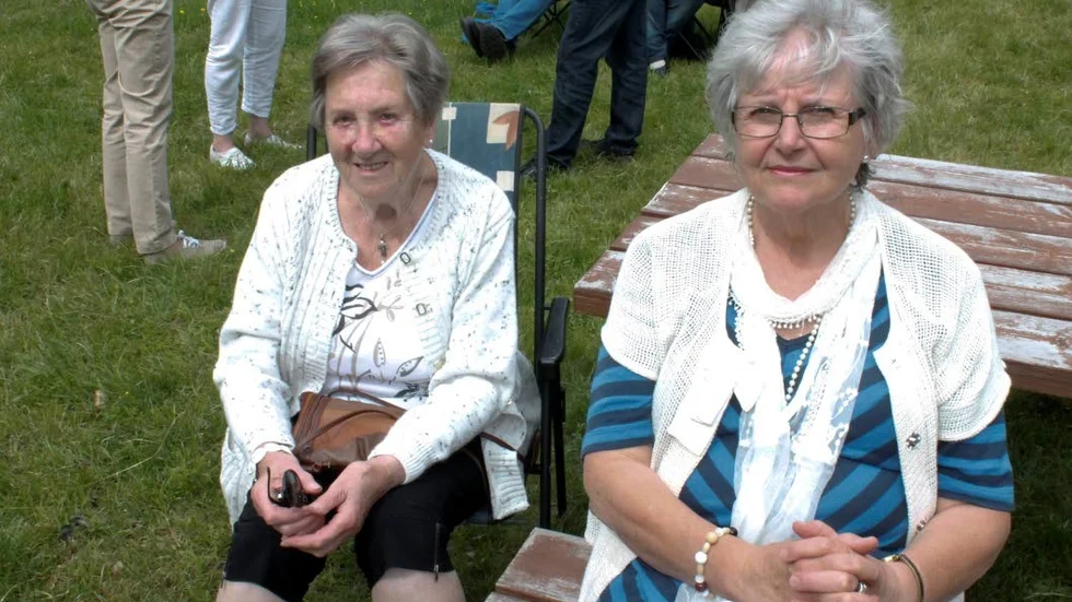 Från Grytgöl. Irene Peterson och Anna-Greta Lundström från Grytgöl har satt sig till rätta inför utomhusgudstjänsten.