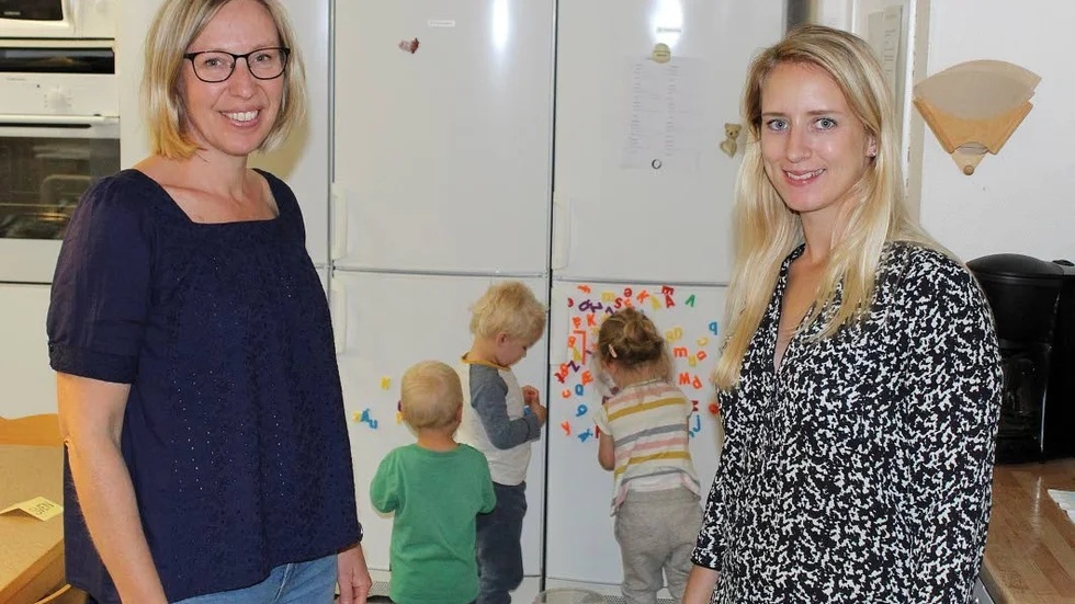 Föräldrar. Varje dag är en förälder med i verksamheten. Den här dagen är det Camilla Appelgren som gästspelar hos Anna Boqvist och barnen.