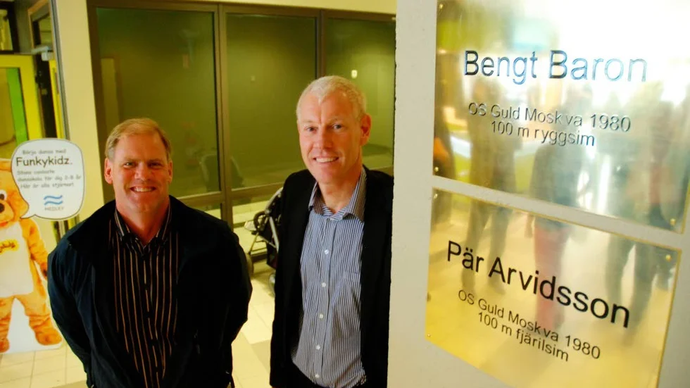 Guldhjältar. Pär Arvidsson och Bengt Baron vid ett besök i Finspång för några år sedan. Två guldplaketter möter besökarna på Arena Grosvad.