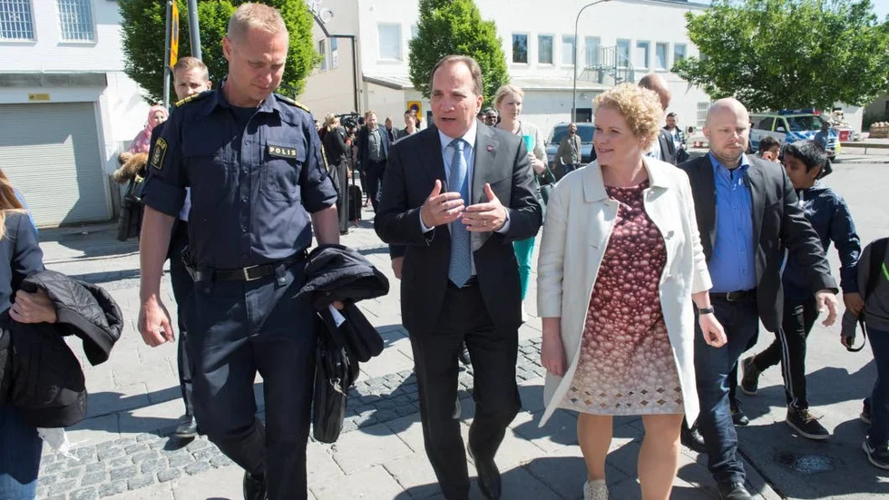 Rätar upp. Karin Wanngård (S) finansborgarråd i Stockholm är en av de många socialdemokrater som ger upprätningsstöd åt Stefan Löfven i vinstfrågor.