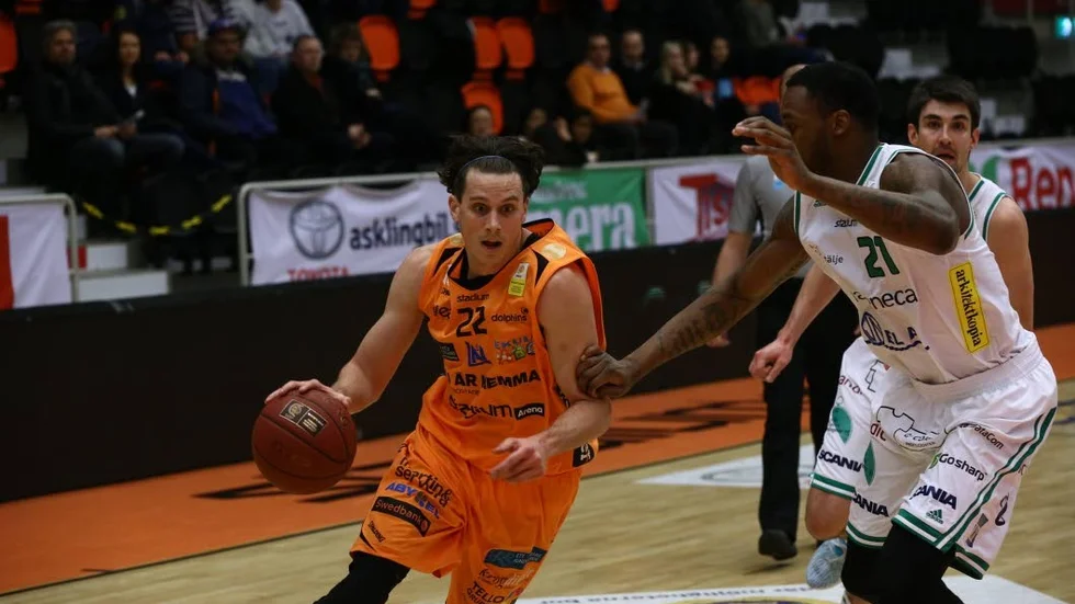 Cole Darling i en bestämd attack mot Devlon Johnson. Darling slutade på 20 poäng.