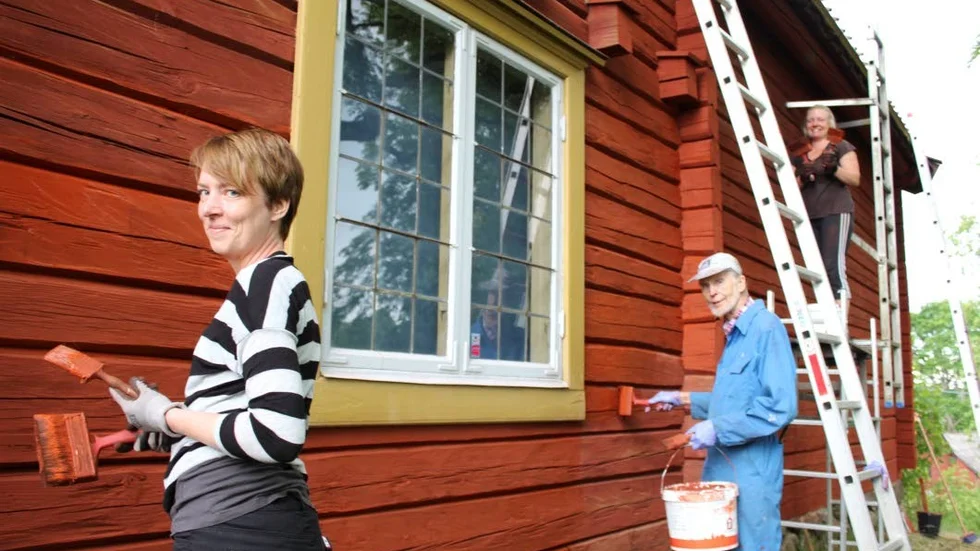 Uppfräschning. Det pågår just nu av Risinge Hembygdsgård inför förenngens 100-årsfirande längre fram i sommar. Från vänster ses de målande medlemmarna Sofia Ohlsson, Kaj Persson och Åsa Johansson.