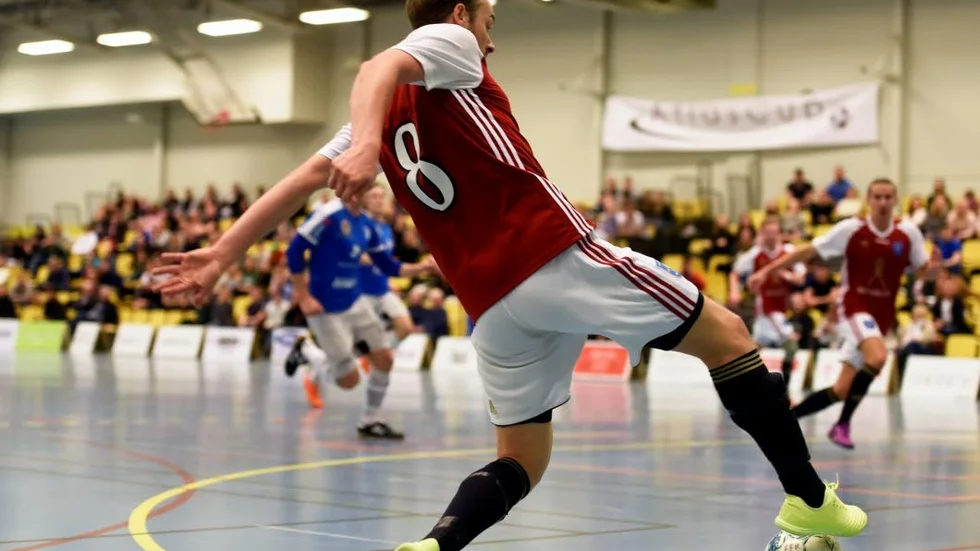 Nyttig. Det är inte alltid enkelt att ha full kontroll på boll och kropp. Anton Bäckstedt i Skärblacka IF var nyttig för sitt lag.