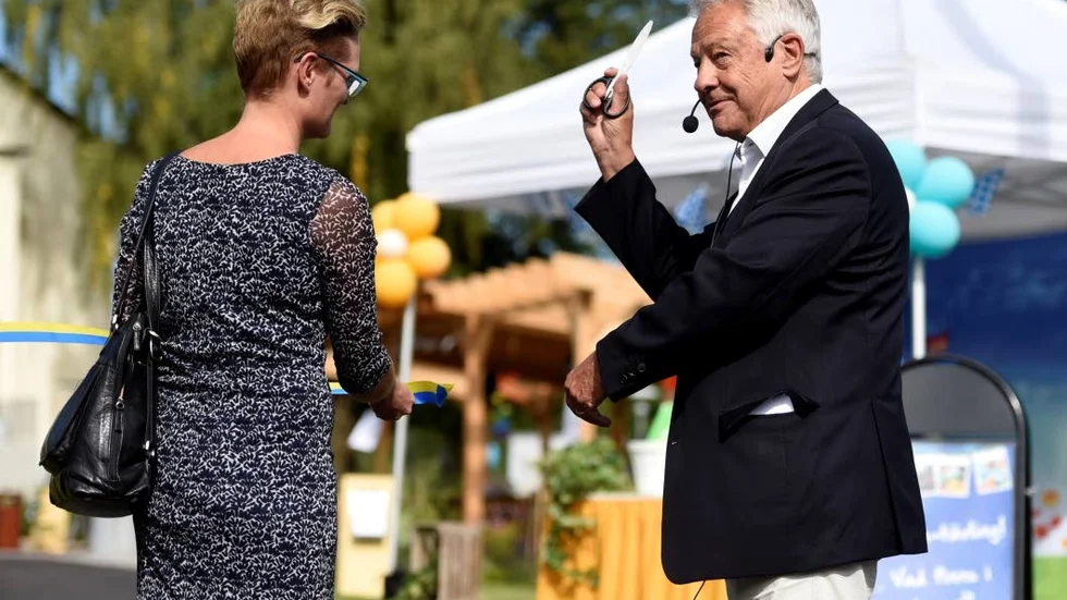 Klippt. Bengt Westerberg höll i saxen när det blågula bandet kapades till aktivtesparken. Mo Gårds vd Johanna Bergstrand bistår