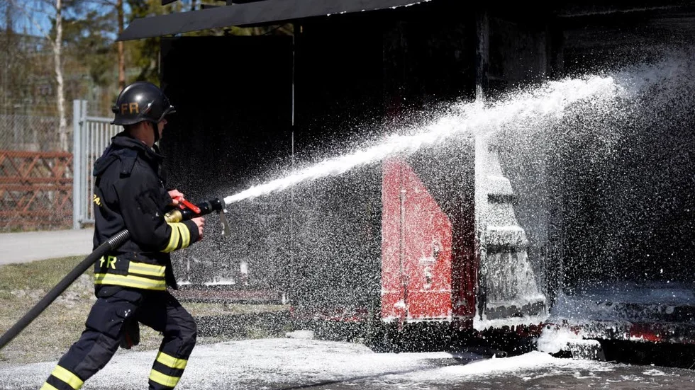 Säkrare arbetsmiljö. Med skumsläckning blir arbetssituationen säkrare för brandmännen.