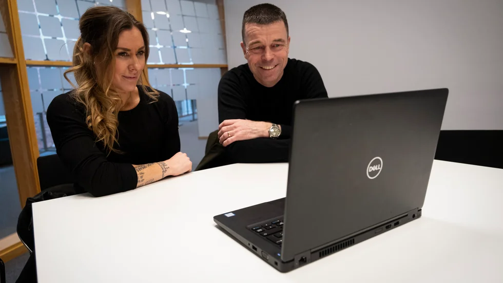 Stephanie Pizzignacco och Rickard Ånell har olika infallsvinklar på programmet. Hon var med som deltagare och han som medicinskt ansvarig. 