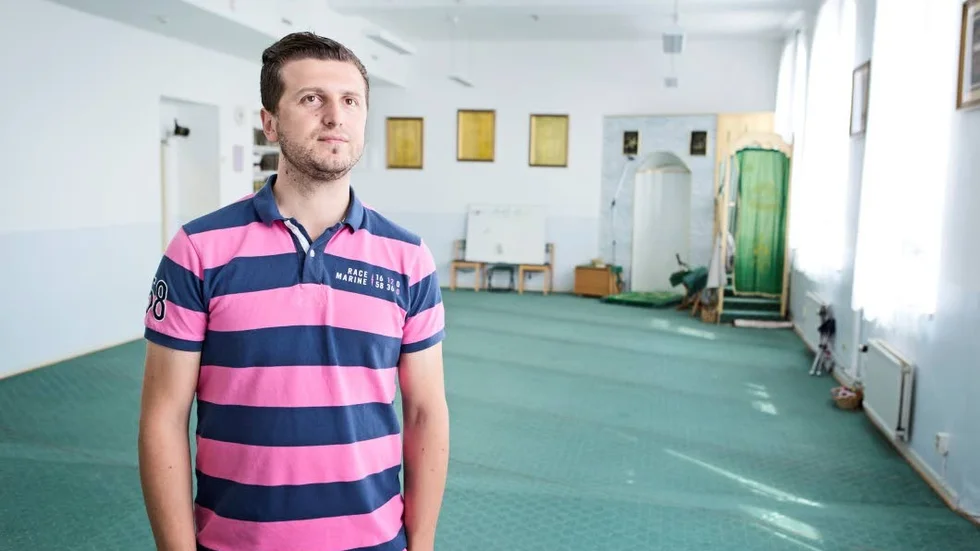 Tillbaka visar kritik. Mensur Mustafic, ordförande i Bosniakiska islamiska församlingen, ska bjuda in Darko Mamkovic och hela SD när moskén öppnar.

Foto: Andreas Skogh