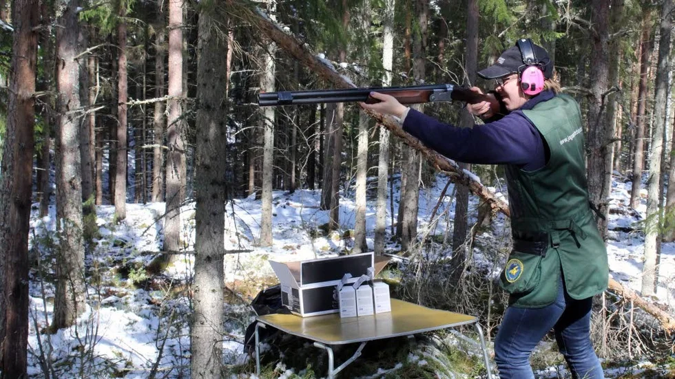 Arv Emma Wessberg har ärvt sitt skytteintresse av pappa Leif Nilsson. Här provar hon sin skicklighet vid dagens första kontroll.