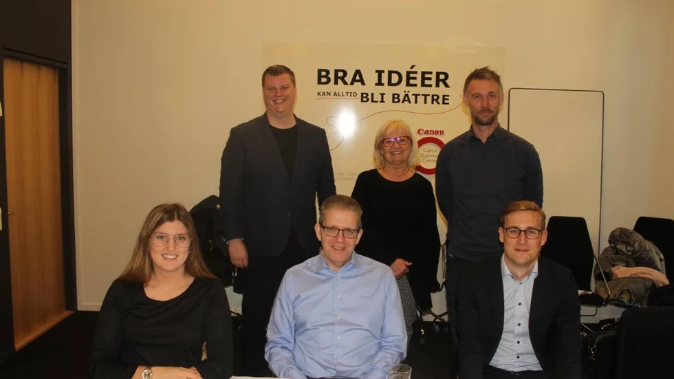 Drakar. Här är "drakarna" från Norrköpings näringsliv, som testade kvaliteten hos Kunskapsgymnasiets UF-företag, stående från vänster läraren Viktor Larsson, Ingela Gullstrand, Fredrik Borgsjö. Sittande från vänster Ebba Bauer Zetterblom, Gert Johansson och Mats Jarl.