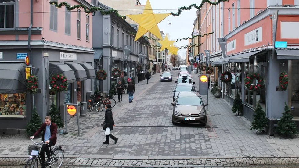 Åter på plats. Stjärnorna som pryder luften mellan husen!