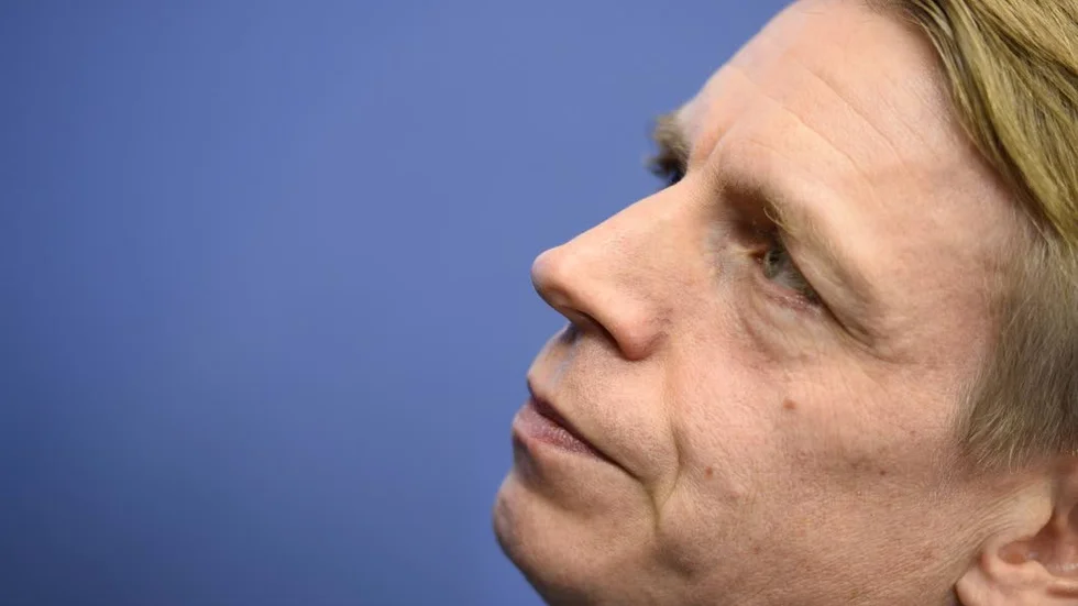 Svårt att låna. Finansmarknadsminister Per Bolund kan kanske behöva lite hjälp från ovan? Regeringen ägnar sig åt ett vågspel med bostäderna.