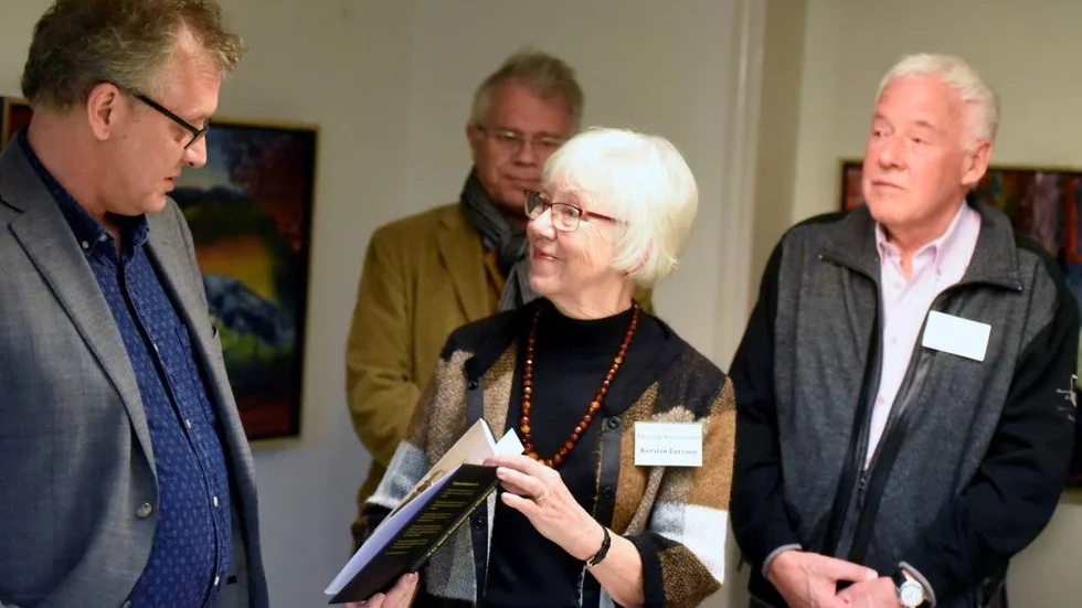 Överlämning. Kerstin Larsson lämnade över ett exemplar av jubileumsboken till kulturskolechefen Håkan Forsberg.