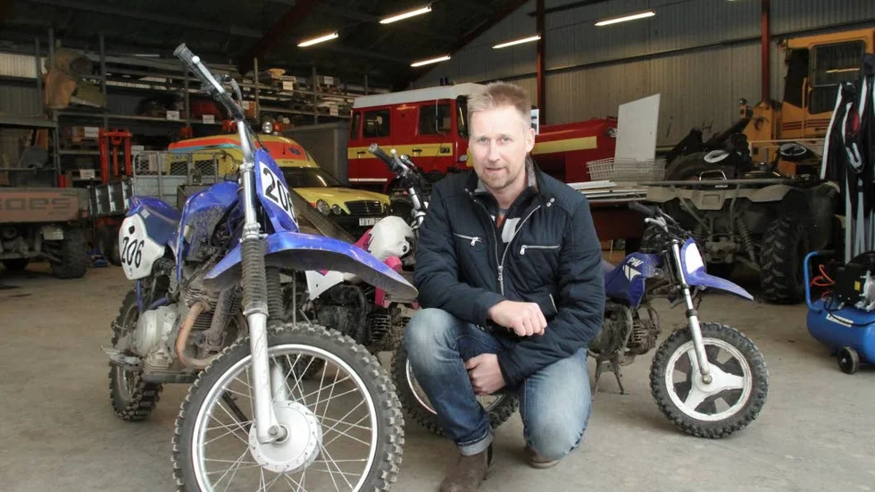 FÖR STORA OCH SMÅ. 125-kubikaren närmast är för de större ungdomarna, bakom Roger står en 80-kubikare och längst till vänster en 50-kubikare för de minsta.