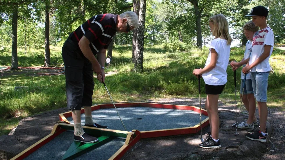 Återöppnat. Bengt Peterson kan spela minigolf igen. Här tillsammans med barnbarnen Stella- och Filip Petersson, samt deras kompis Edvin Jansson.